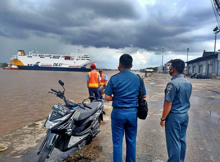 km dharma kartika vii - jadwak kapal laut 2021 semarang pontianak