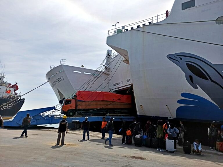 km dharma ferry v - jadwal dan tiket kapal laut surabaya banjarmasin 2023